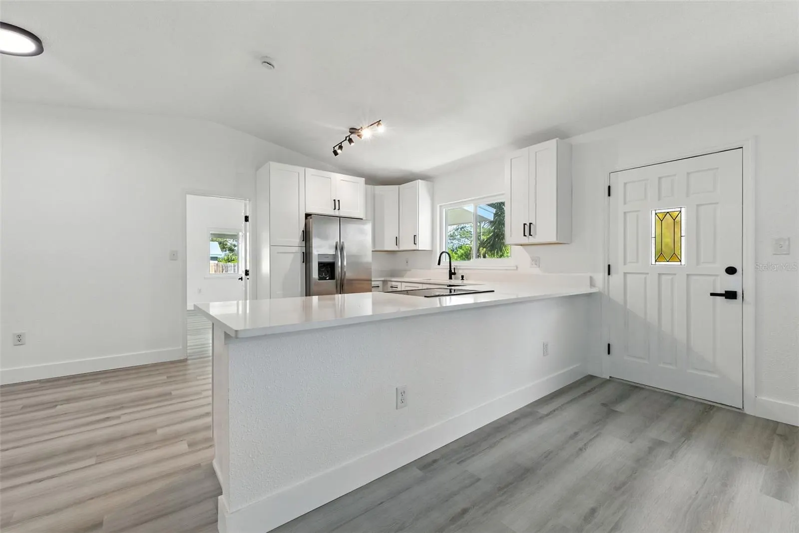 695 SUNSET DR