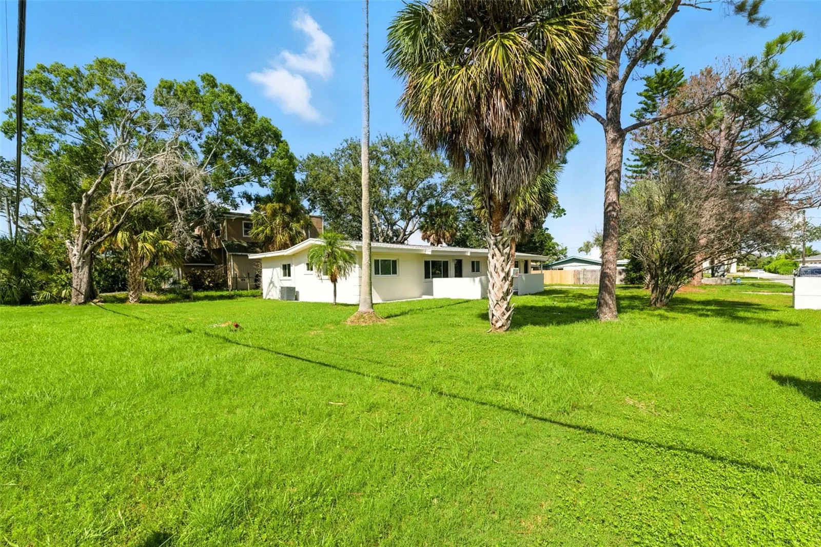 695 SUNSET DR