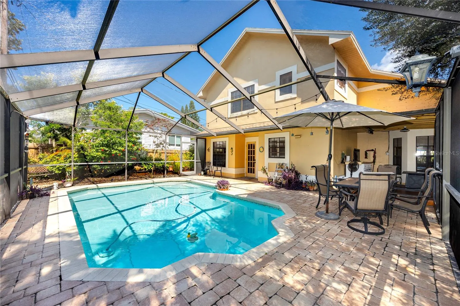 1229 HOLIDAY DR