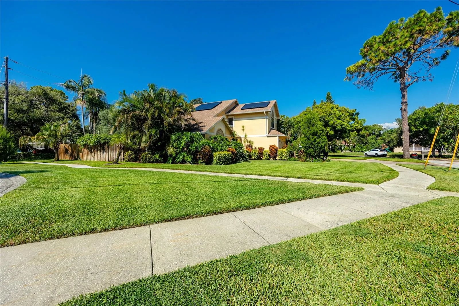 1229 HOLIDAY DR
