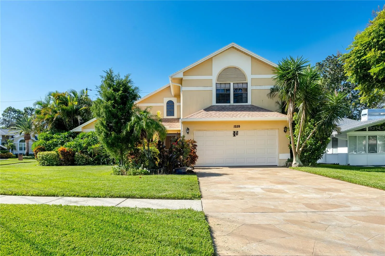 1229 HOLIDAY DR
