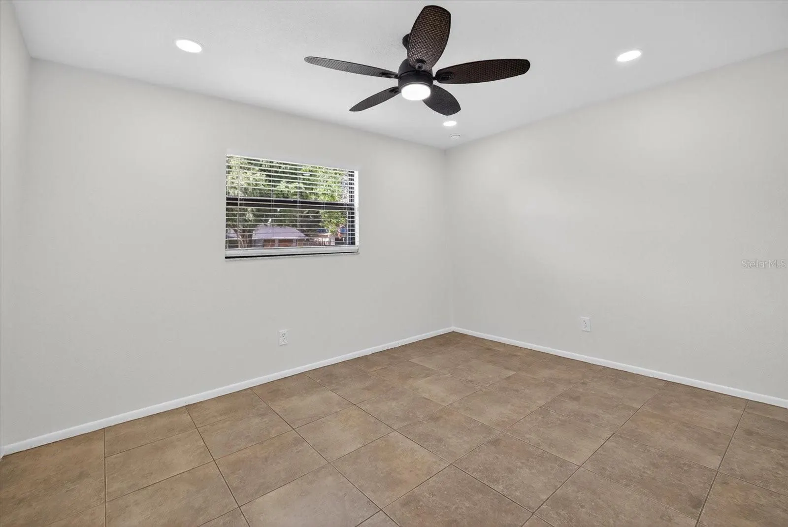 1945 PALM DR