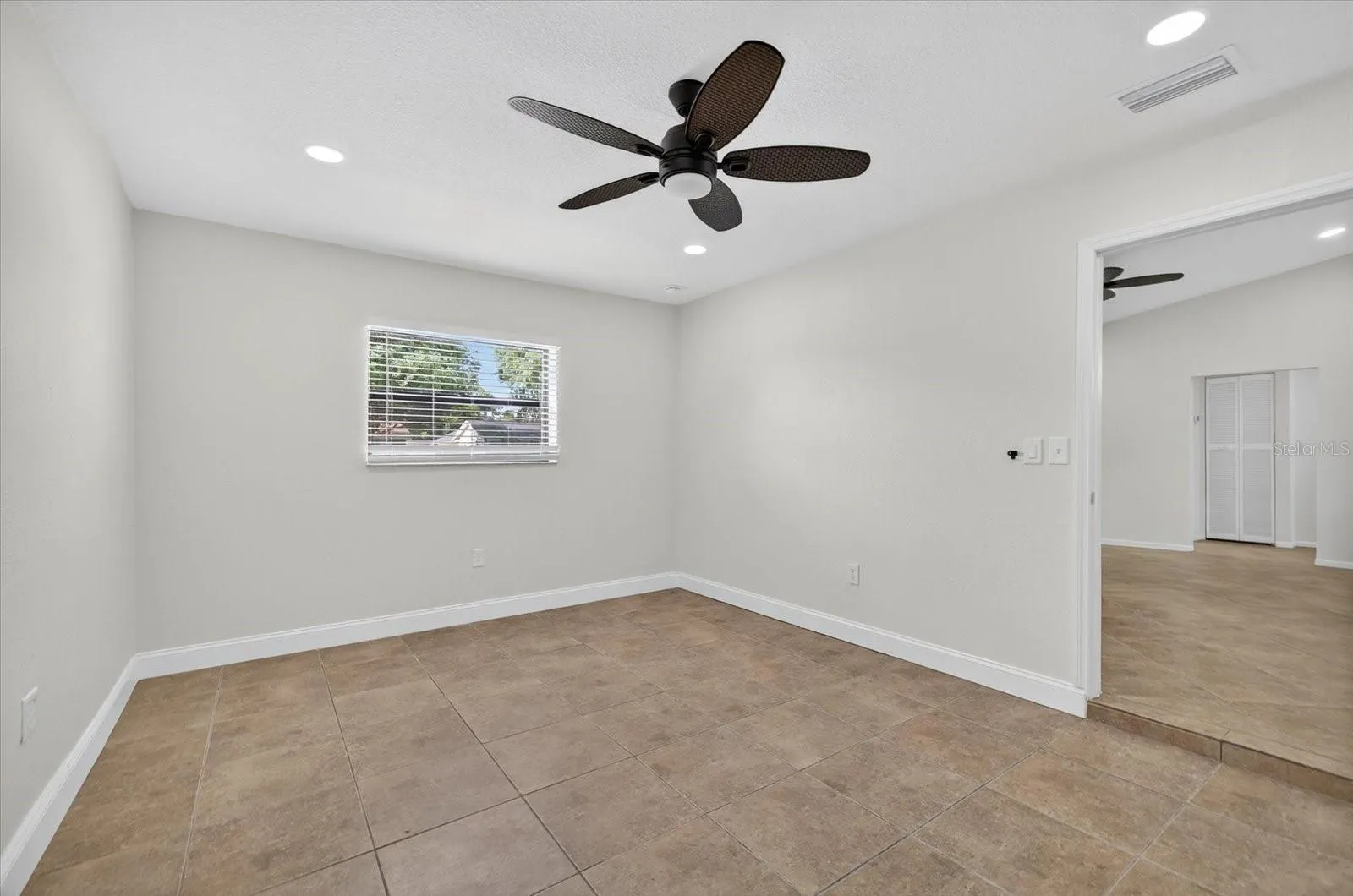 1945 PALM DR