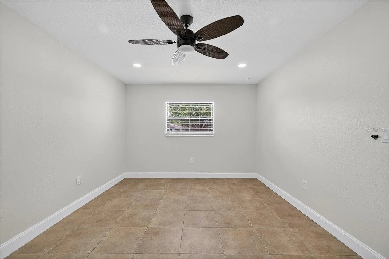 1945 PALM DR