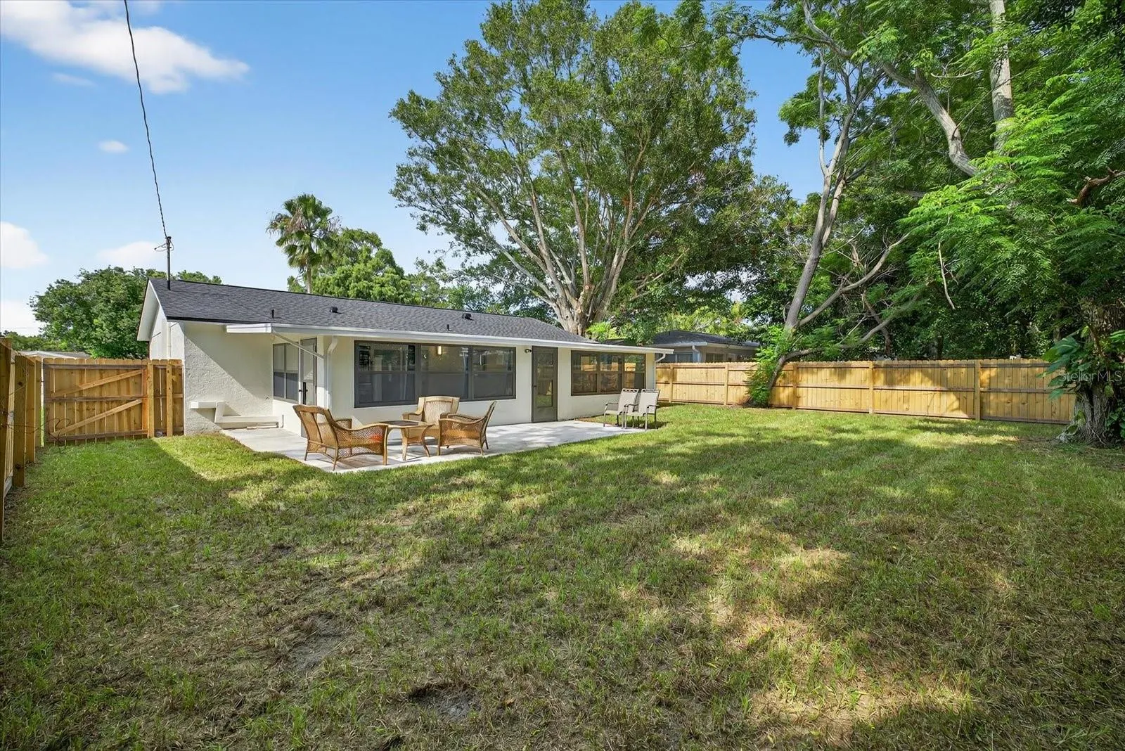1945 PALM DR