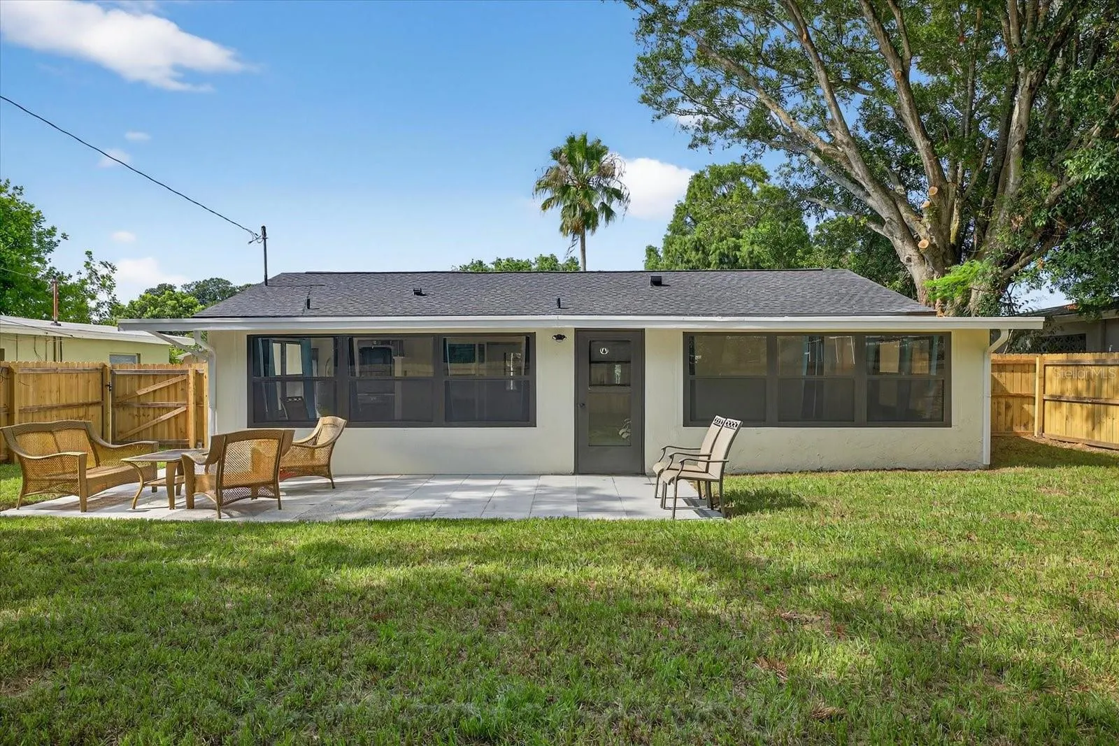 1945 PALM DR