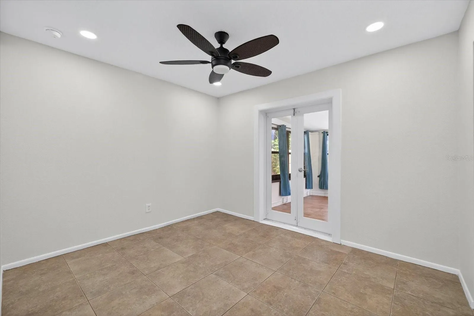 1945 PALM DR