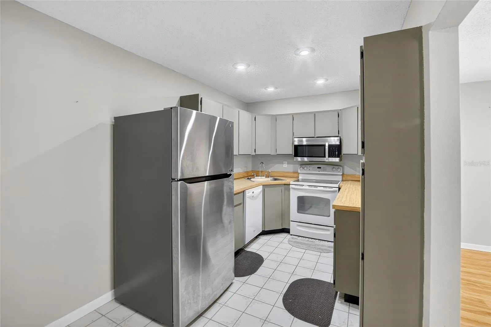 1225 PINE RIDGE CIR W #A2, #A2