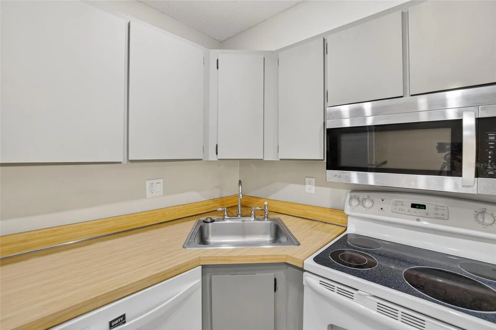 1225 PINE RIDGE CIR W #A2, #A2