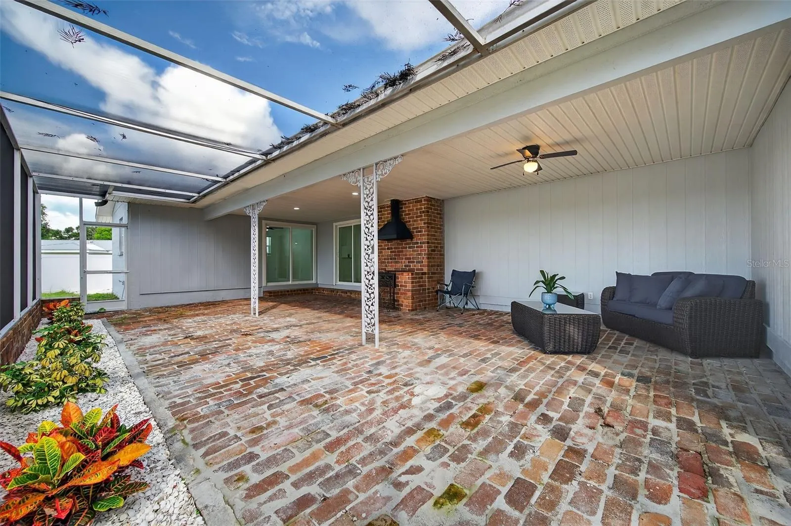 4422 N LAKE DR