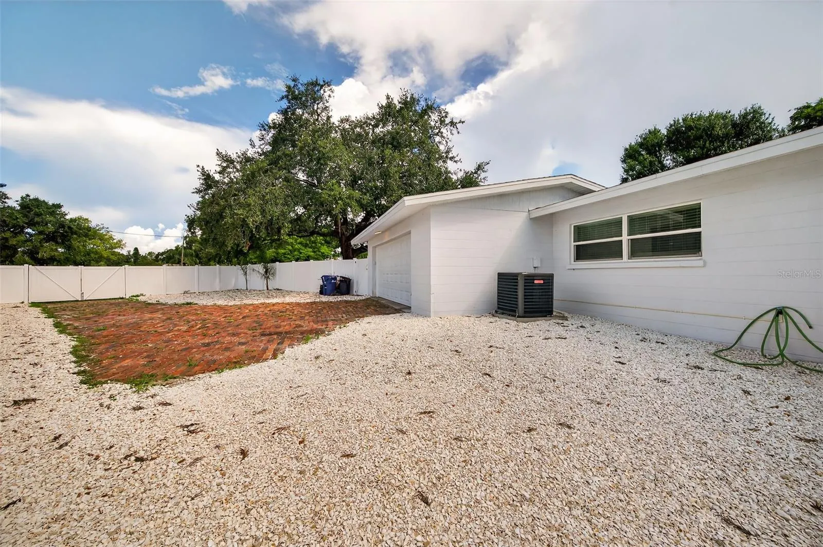 4422 N LAKE DR