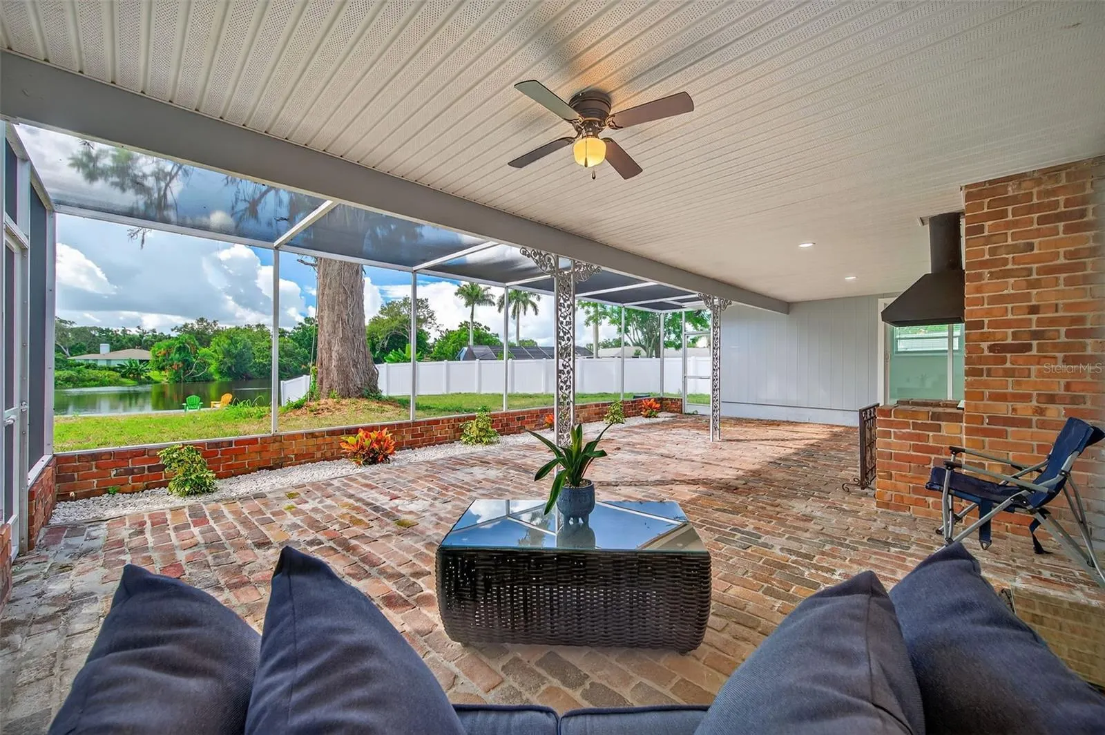 4422 N LAKE DR