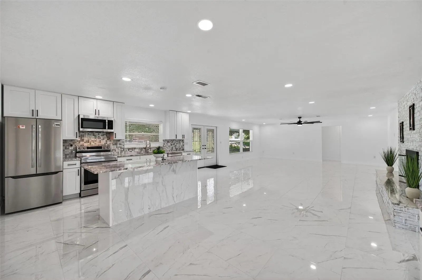 4422 N LAKE DR