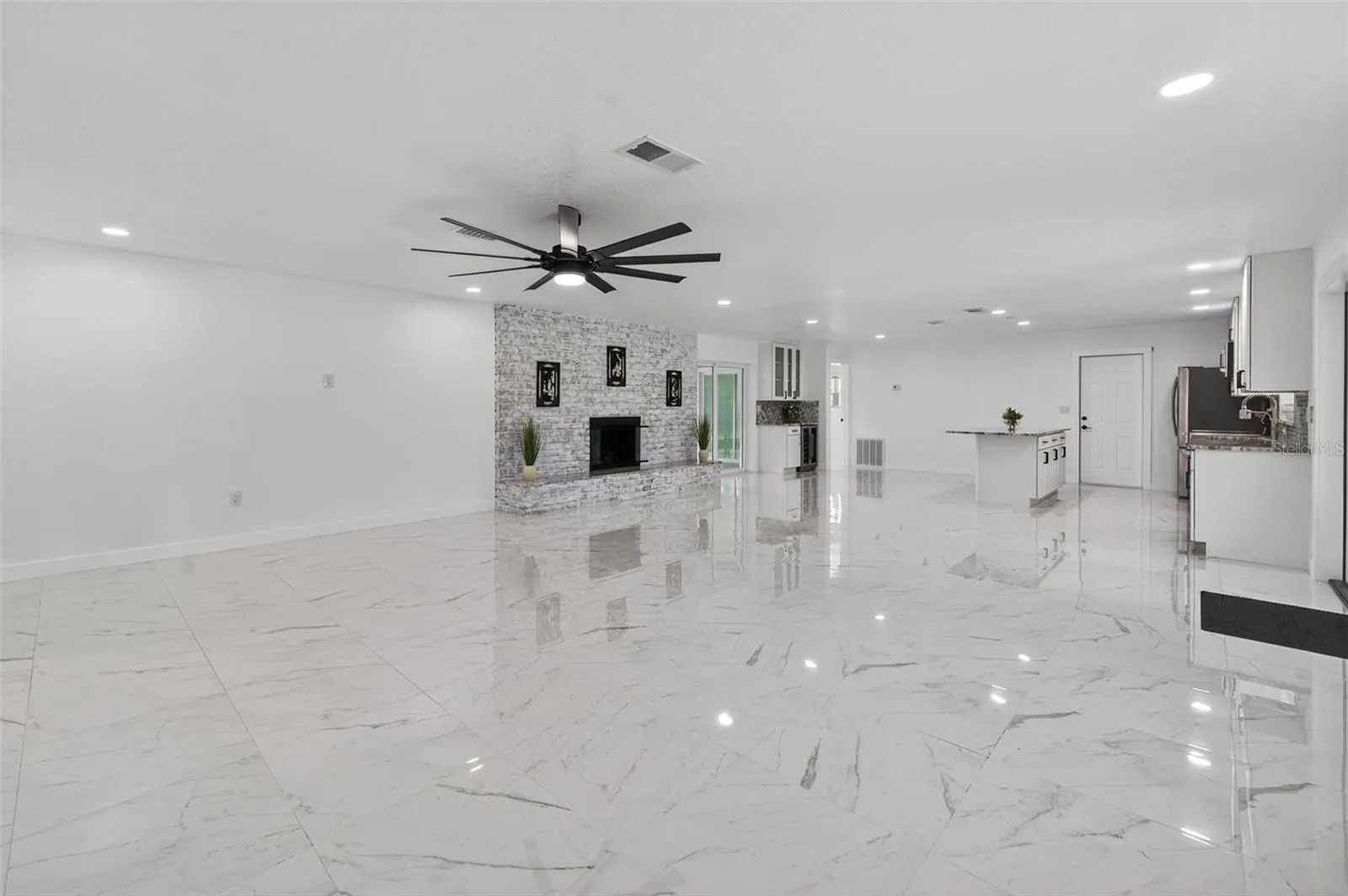 4422 N LAKE DR