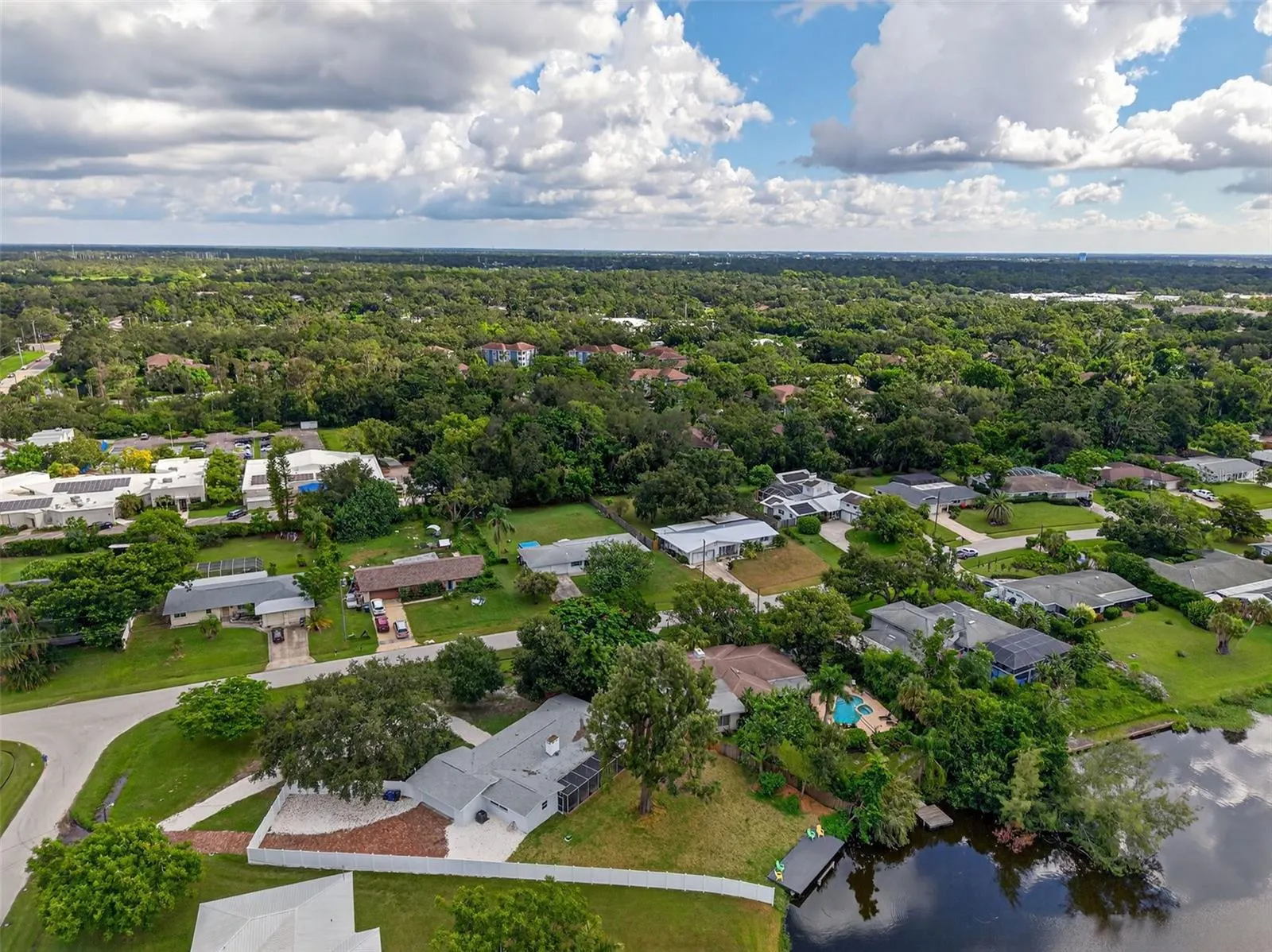 4422 N LAKE DR