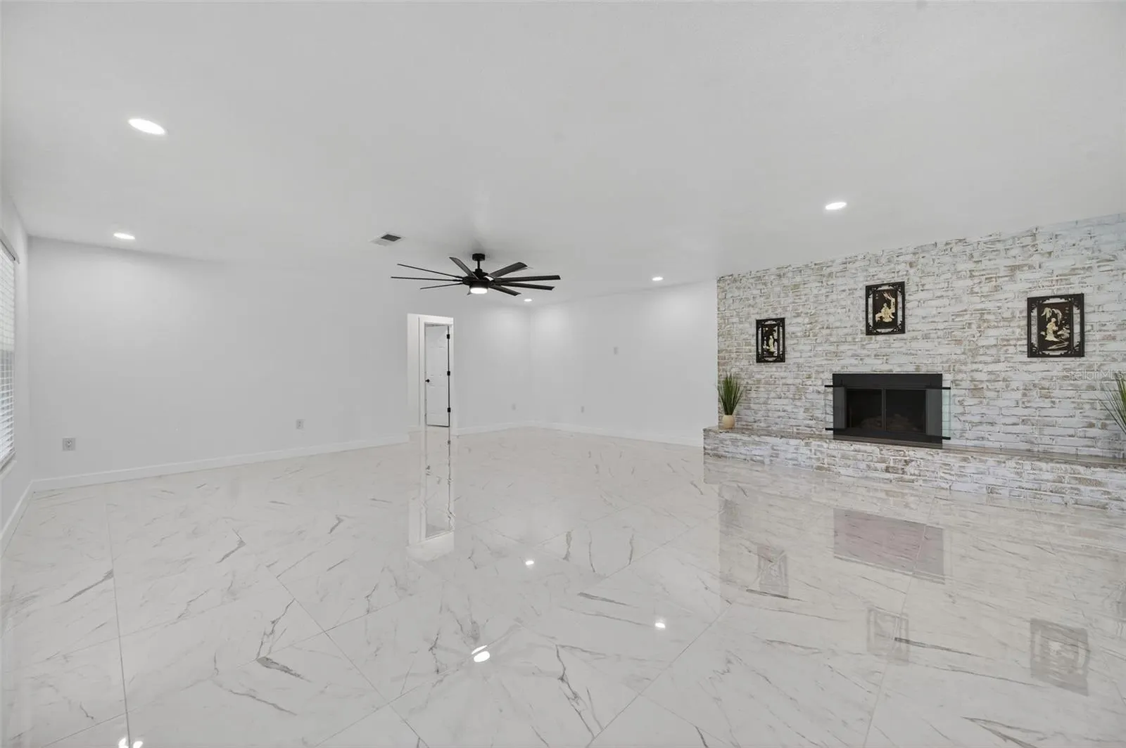 4422 N LAKE DR