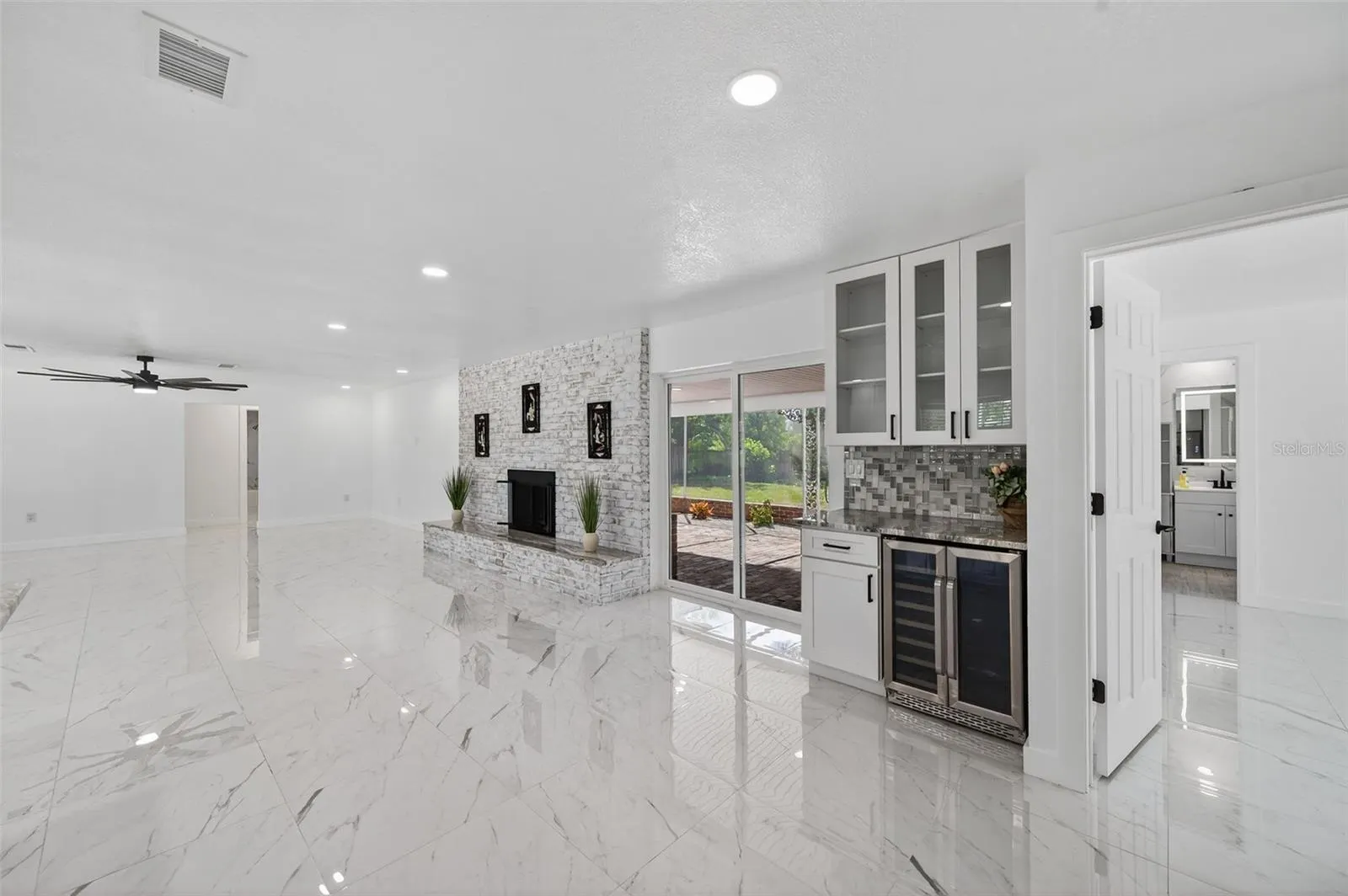 4422 N LAKE DR
