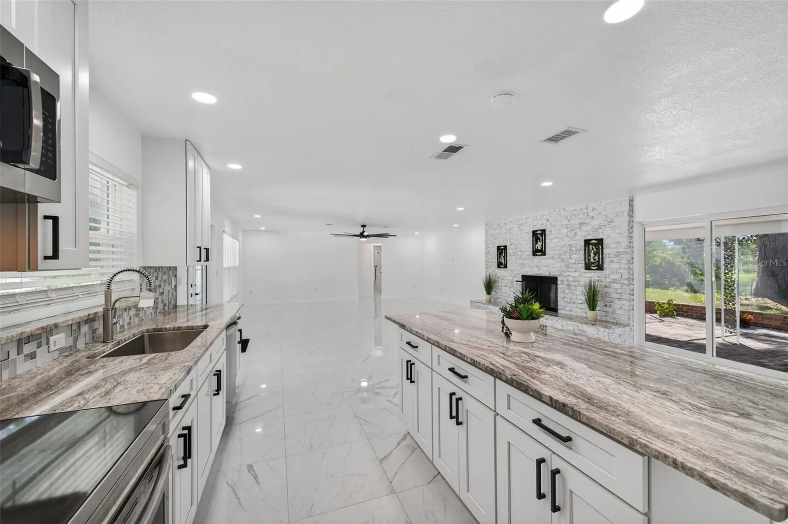 4422 N LAKE DR