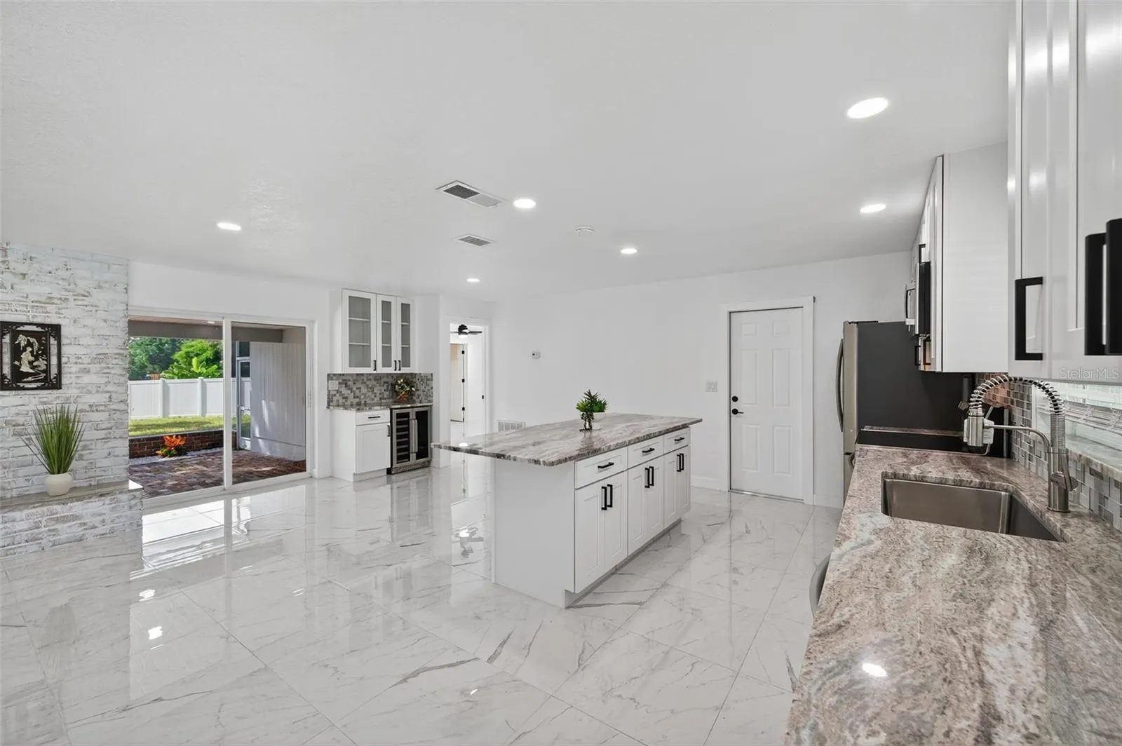 4422 N LAKE DR
