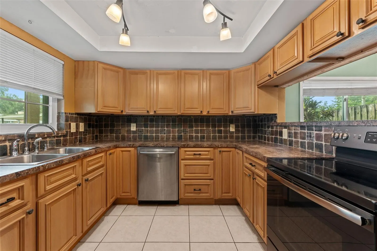 8841 OAK CIR