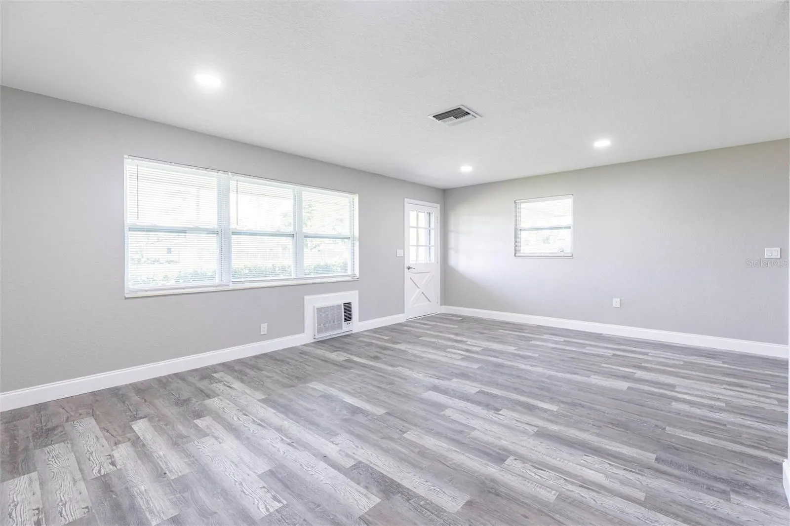 2207 WOODLAND BLVD