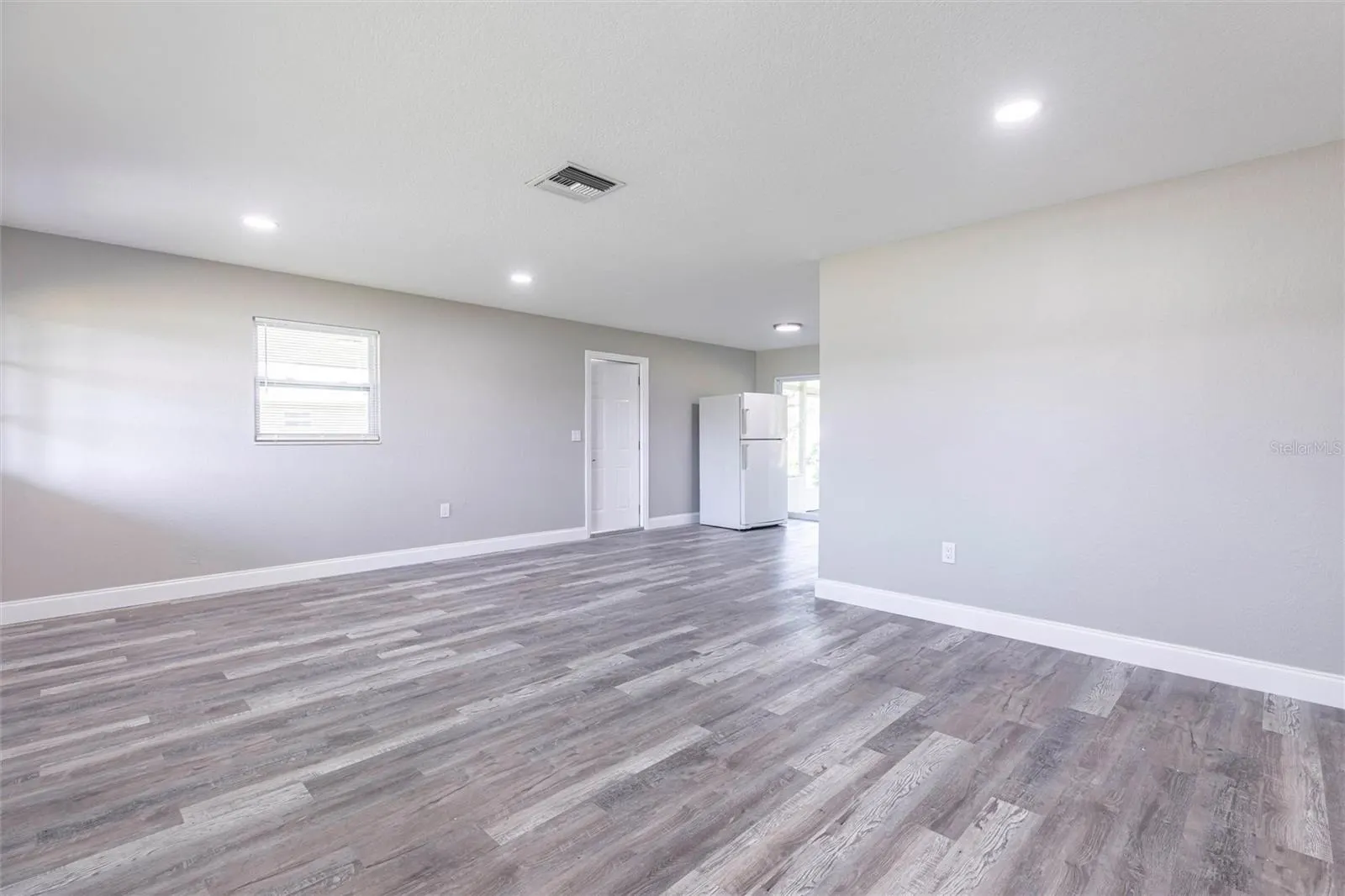 2207 WOODLAND BLVD