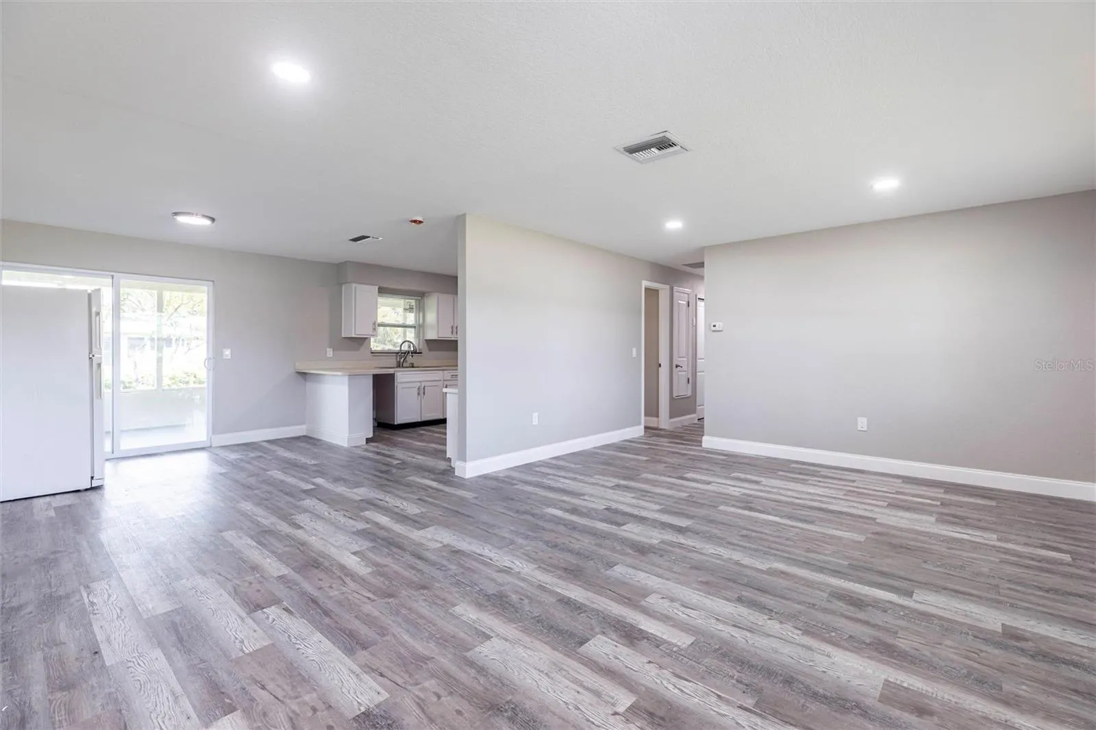 2207 WOODLAND BLVD
