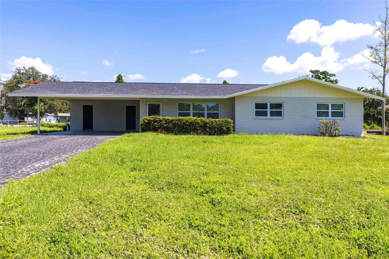 2207 WOODLAND BLVD