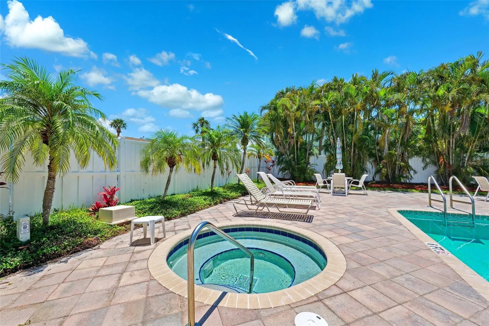 639 GARLAND CIR