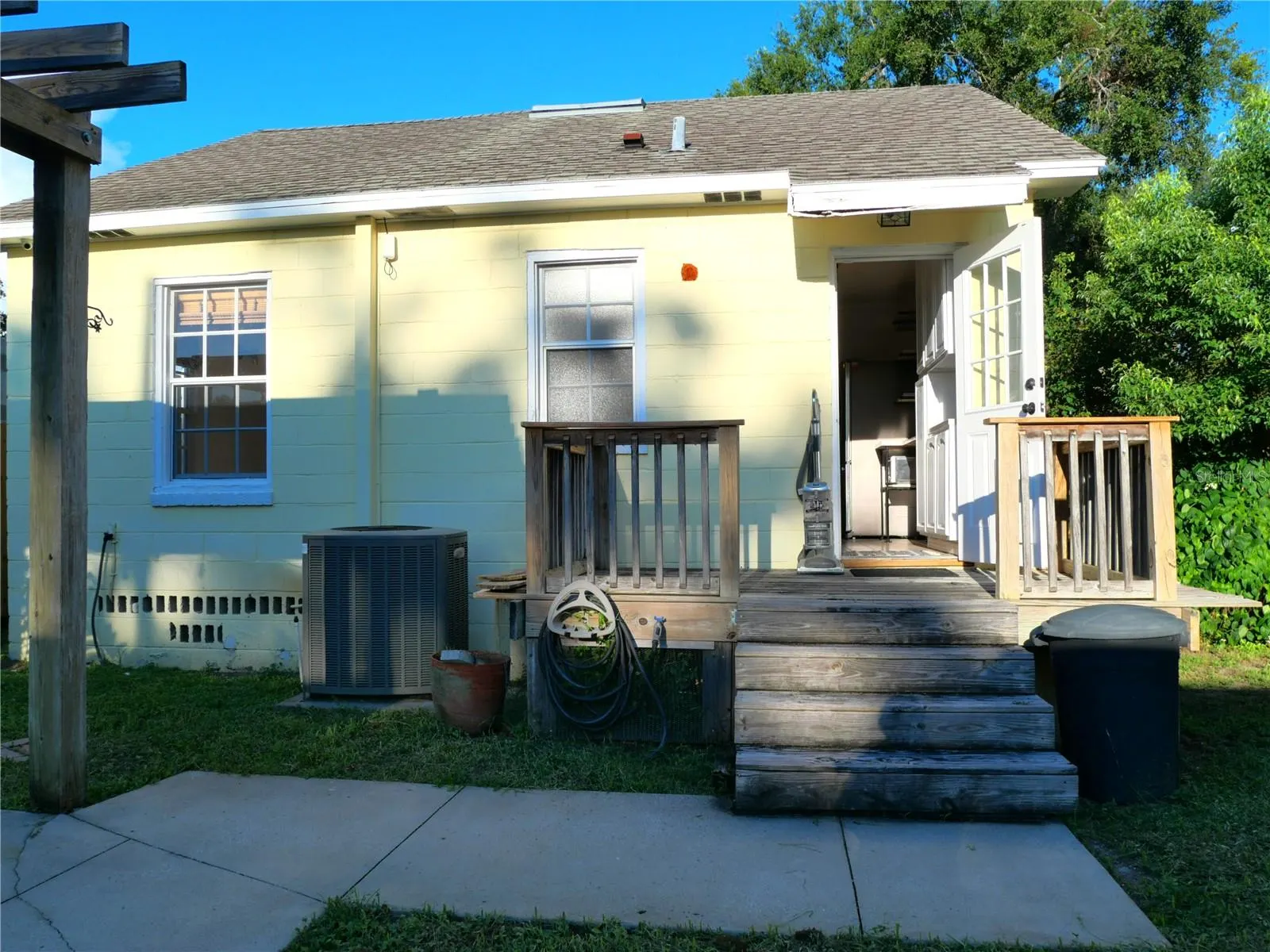 2916 N WOODROW AVE