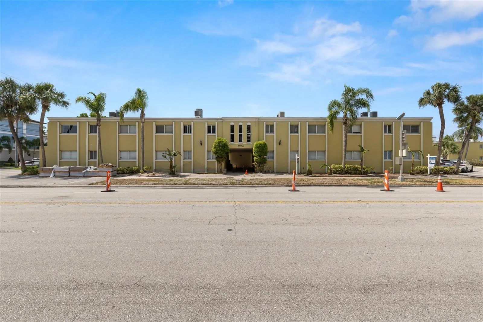 3206 W AZEELE ST #107, #107