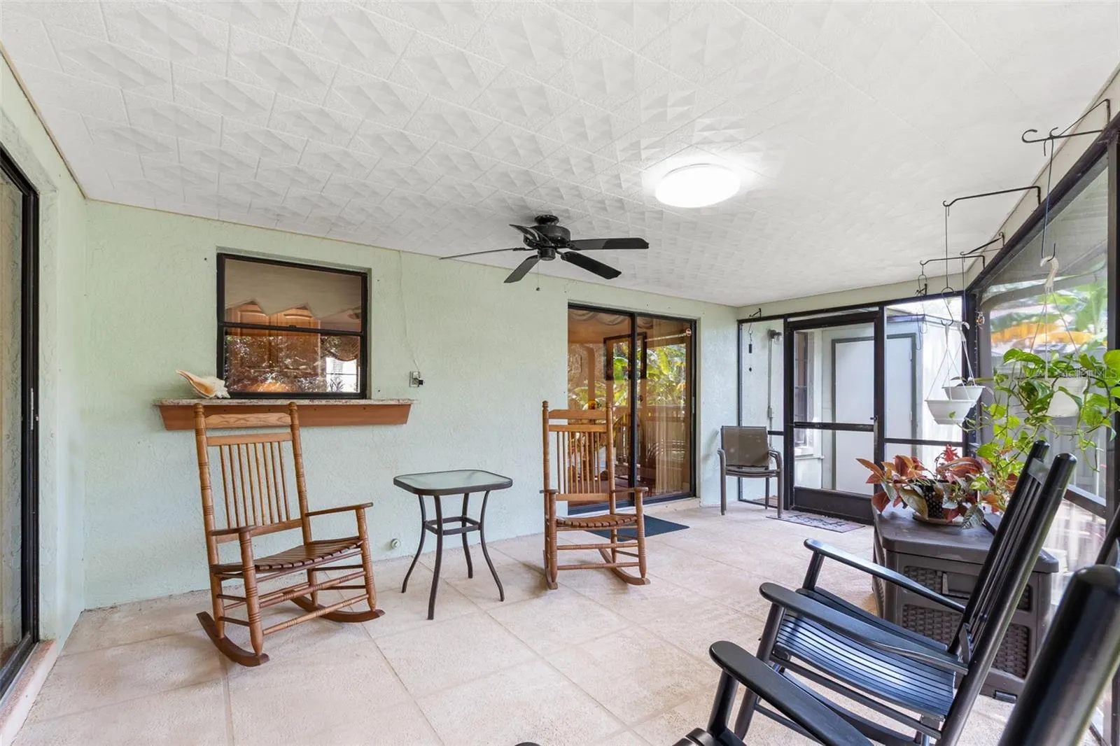 214 WOODLAND CT