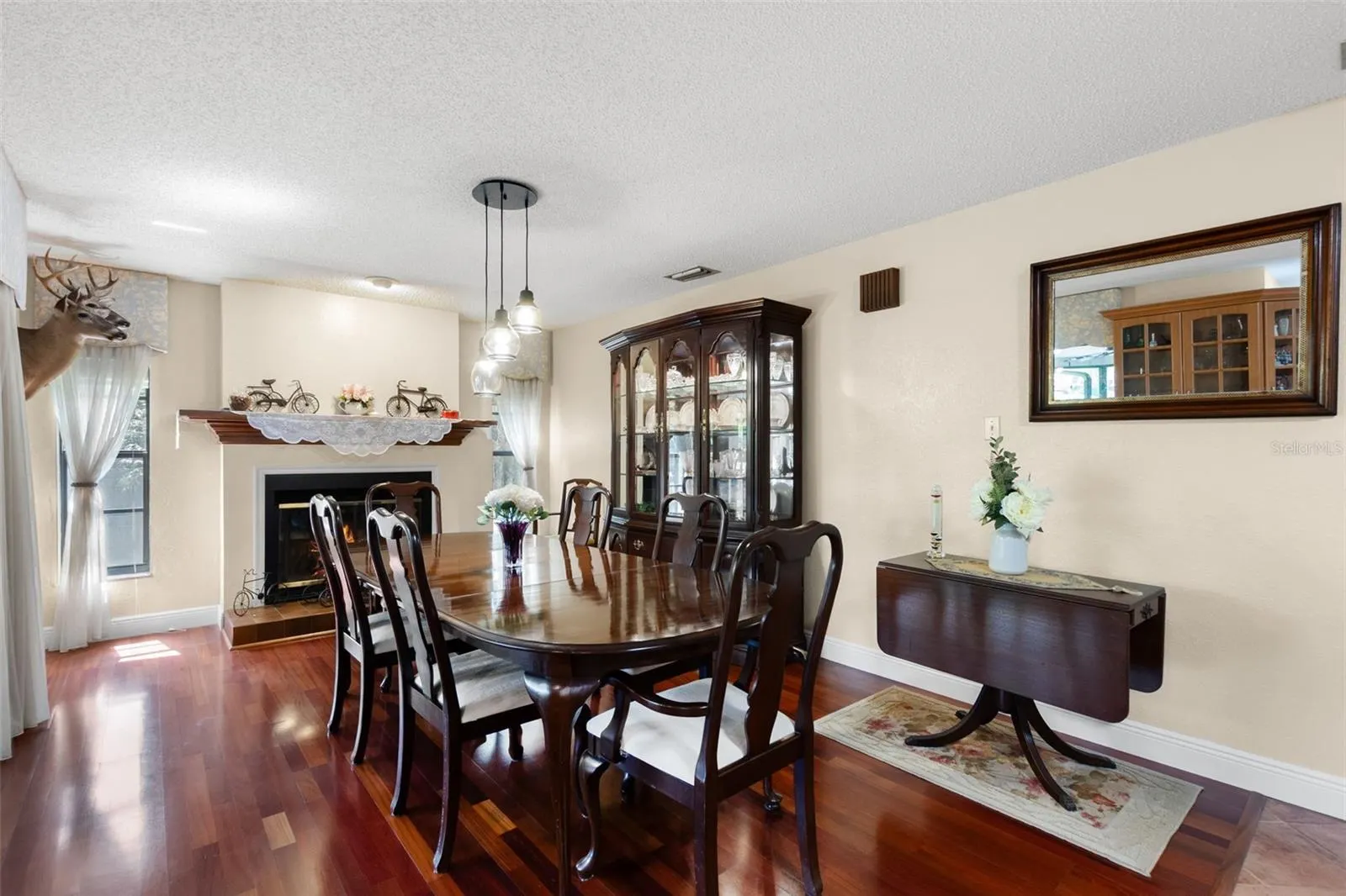 214 WOODLAND CT