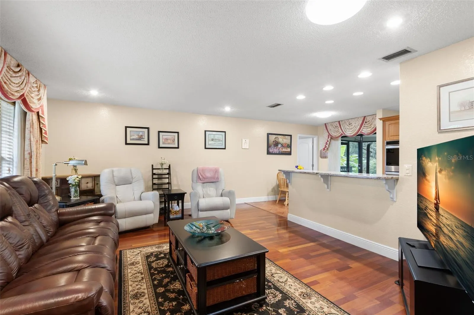 214 WOODLAND CT