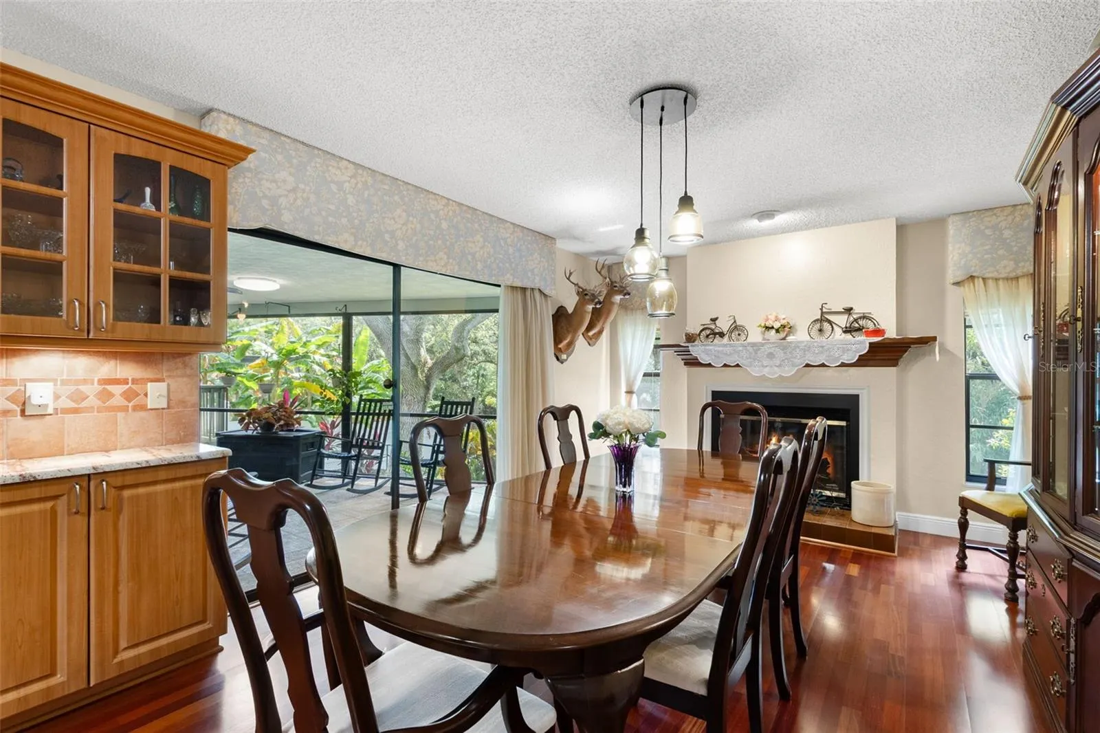 214 WOODLAND CT