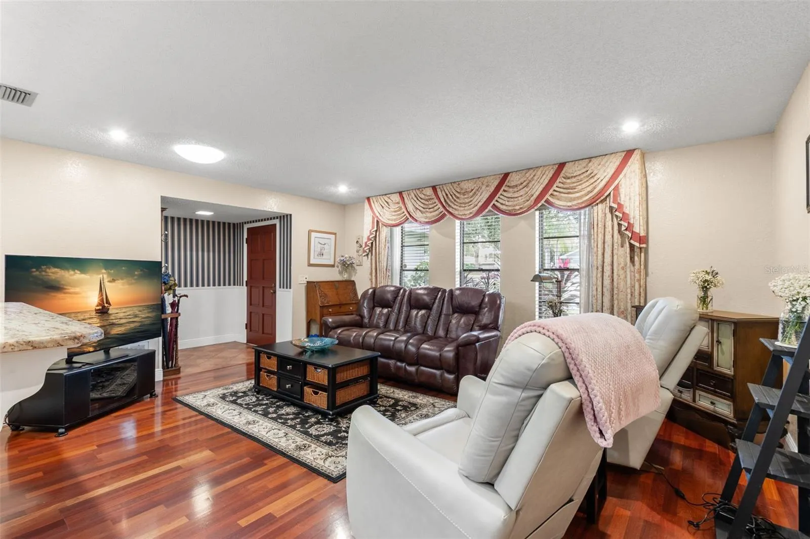 214 WOODLAND CT