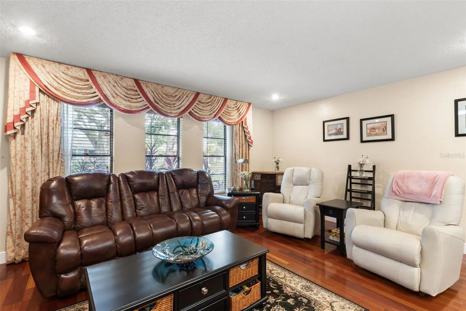 214 WOODLAND CT