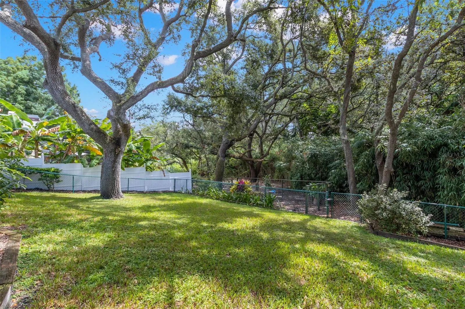 214 WOODLAND CT