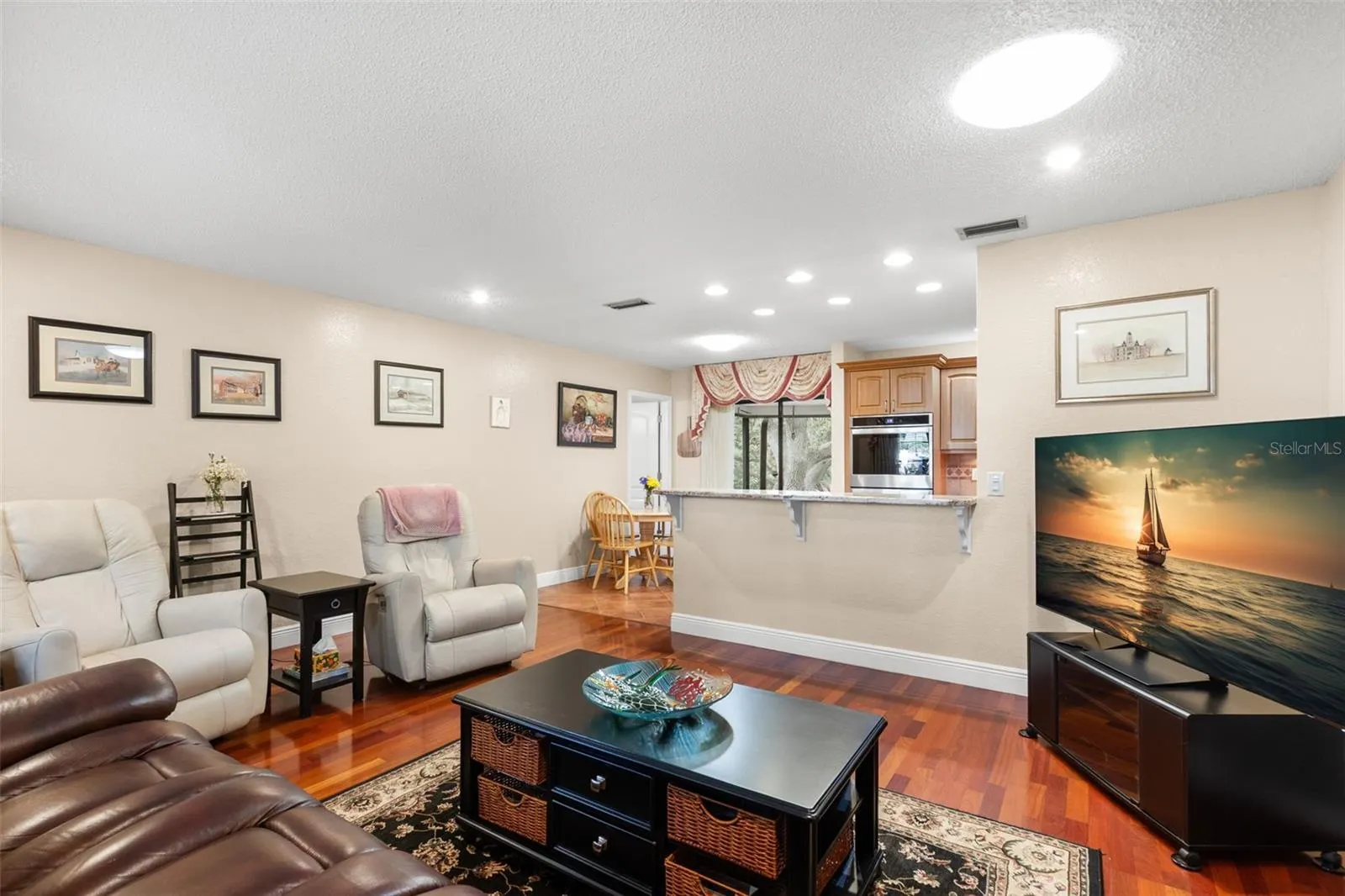 214 WOODLAND CT