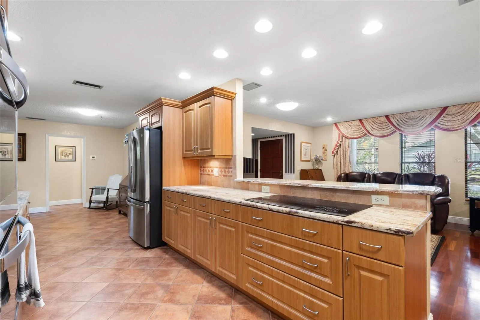 214 WOODLAND CT
