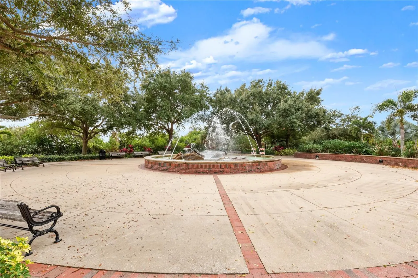 214 WOODLAND CT
