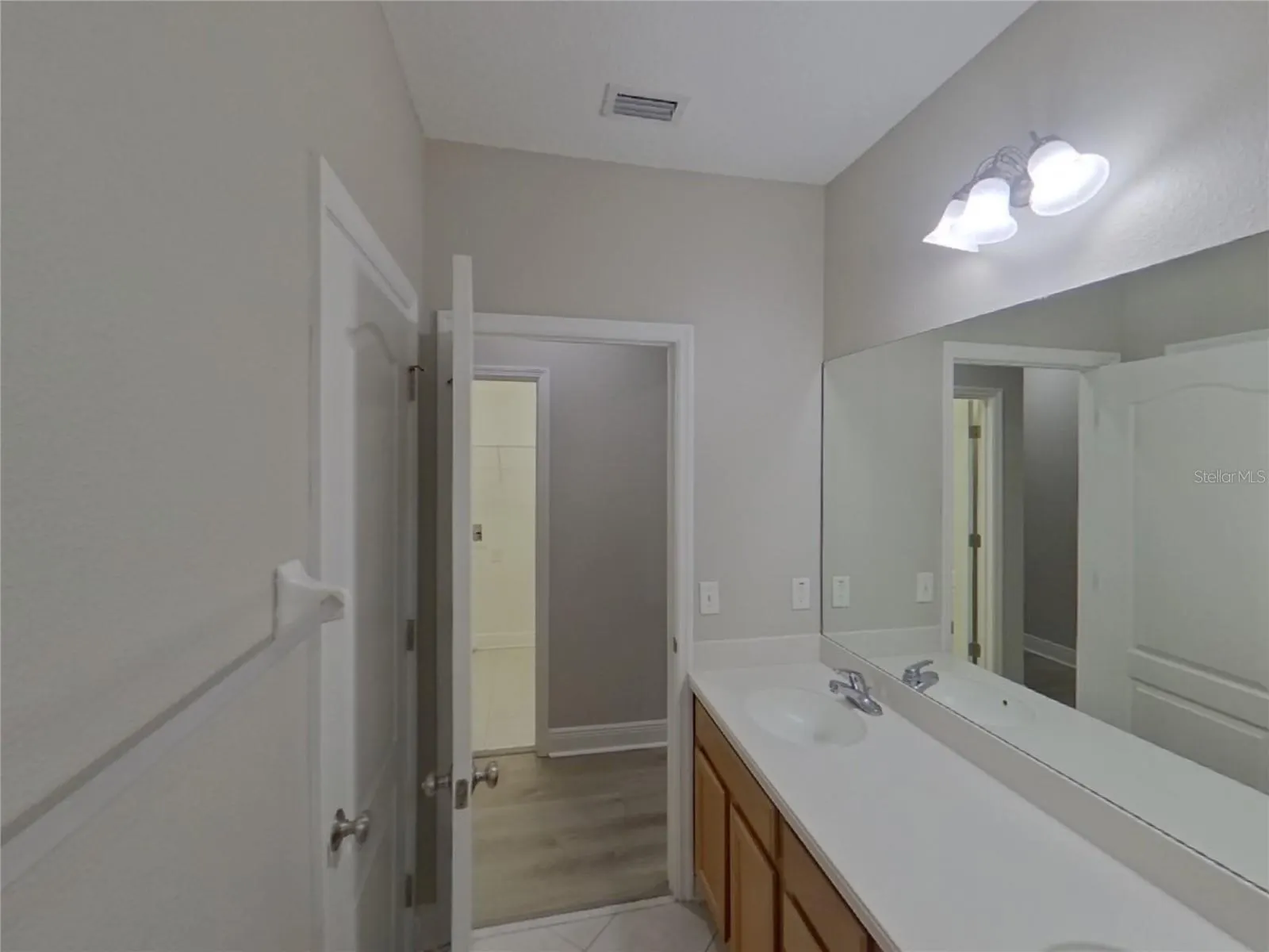 7982 CAMDEN WOODS DR