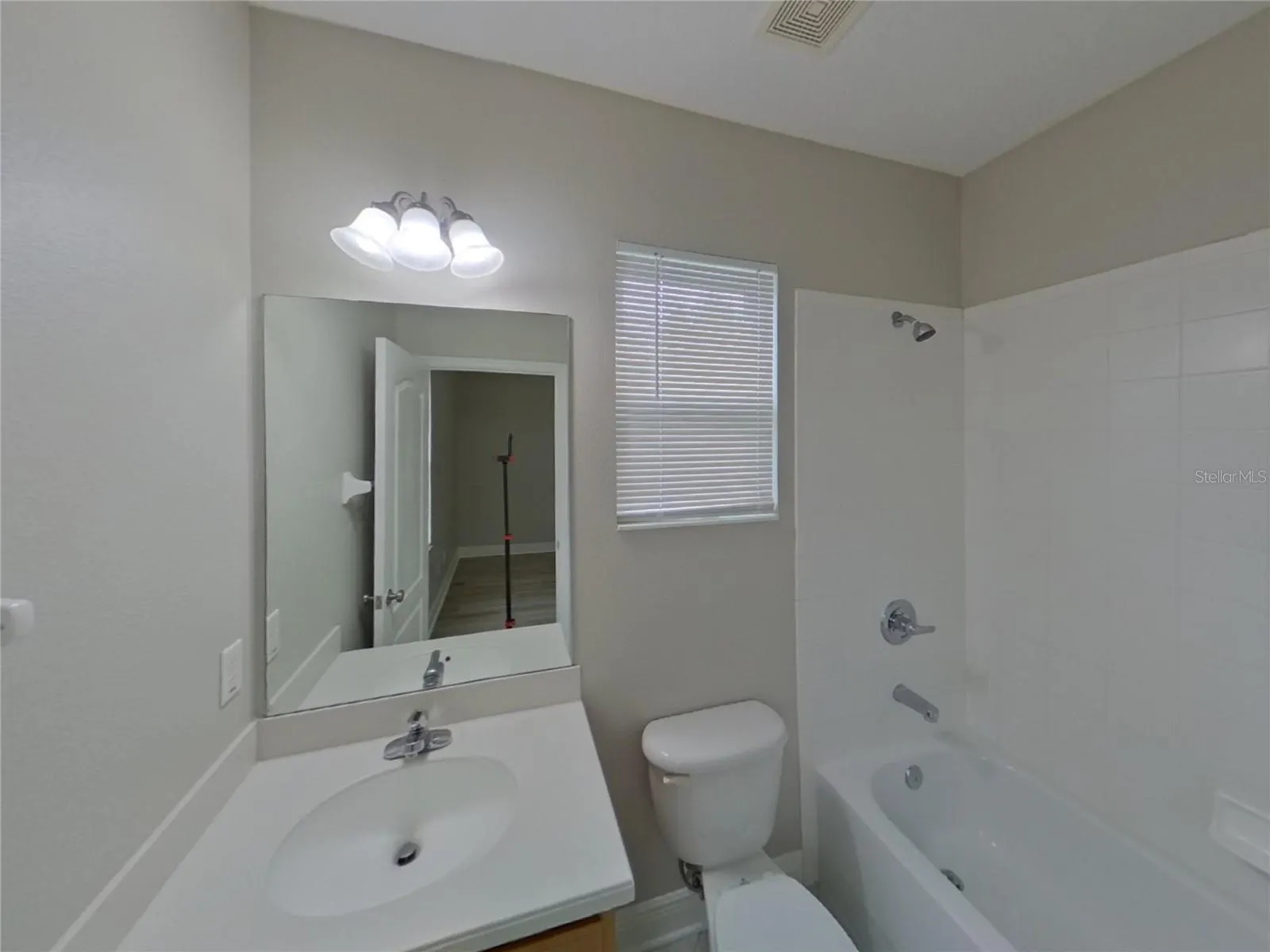 7982 CAMDEN WOODS DR