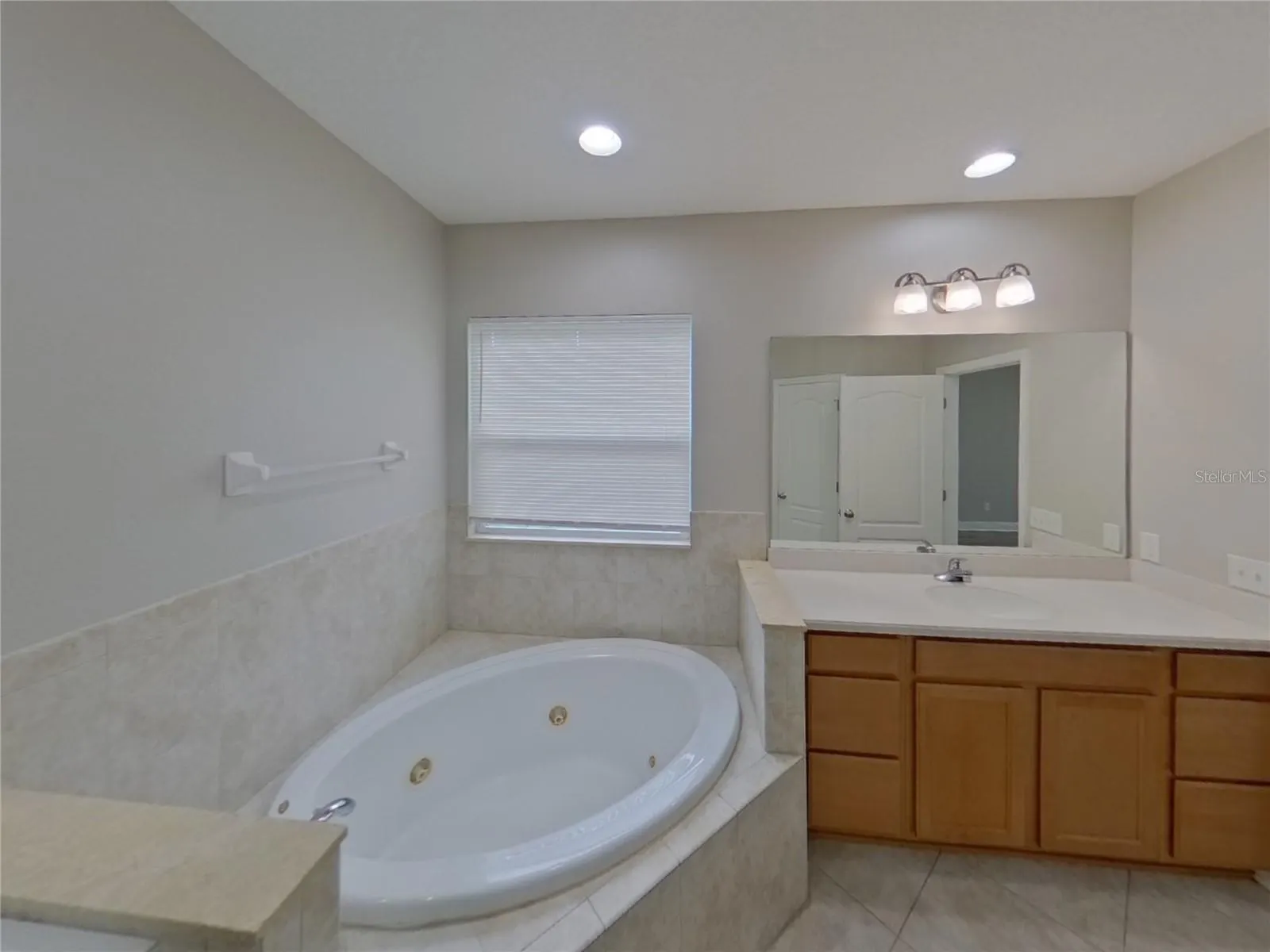 7982 CAMDEN WOODS DR