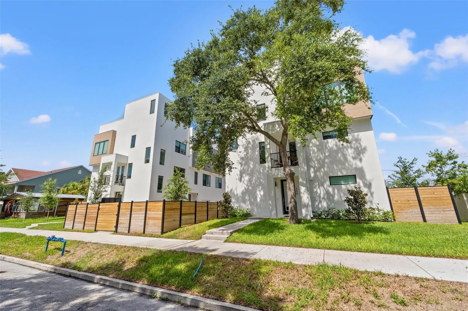 320 15TH ST N