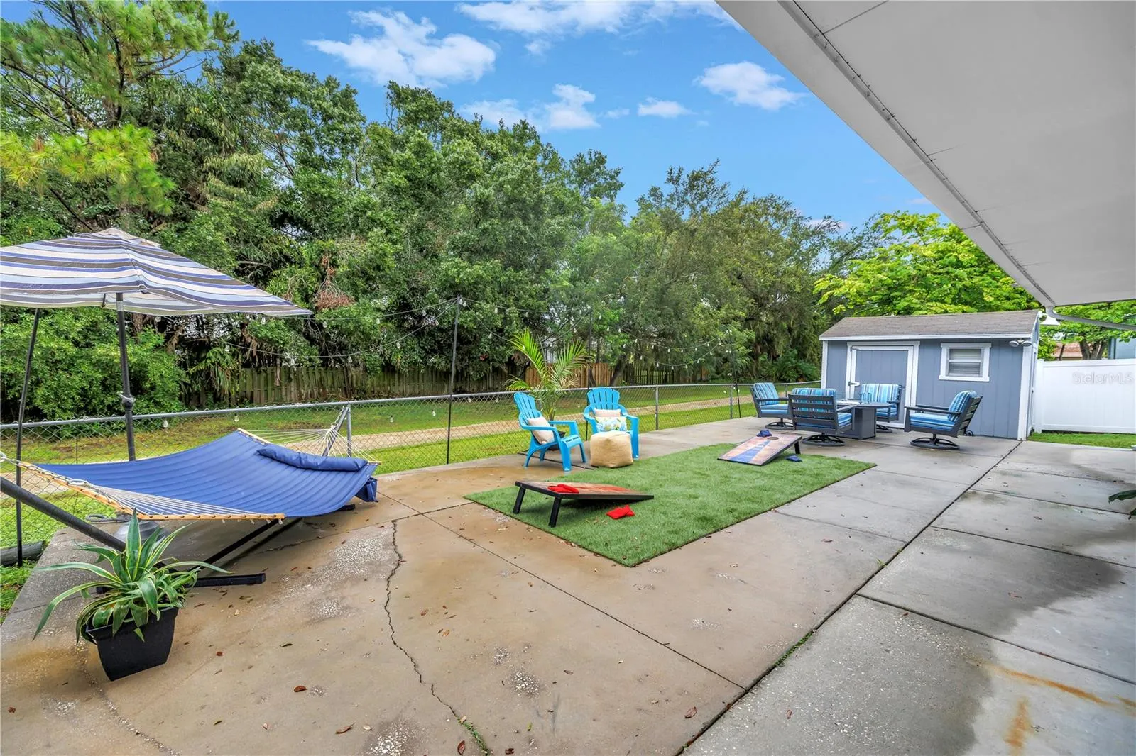 303 LAKEWAY LN