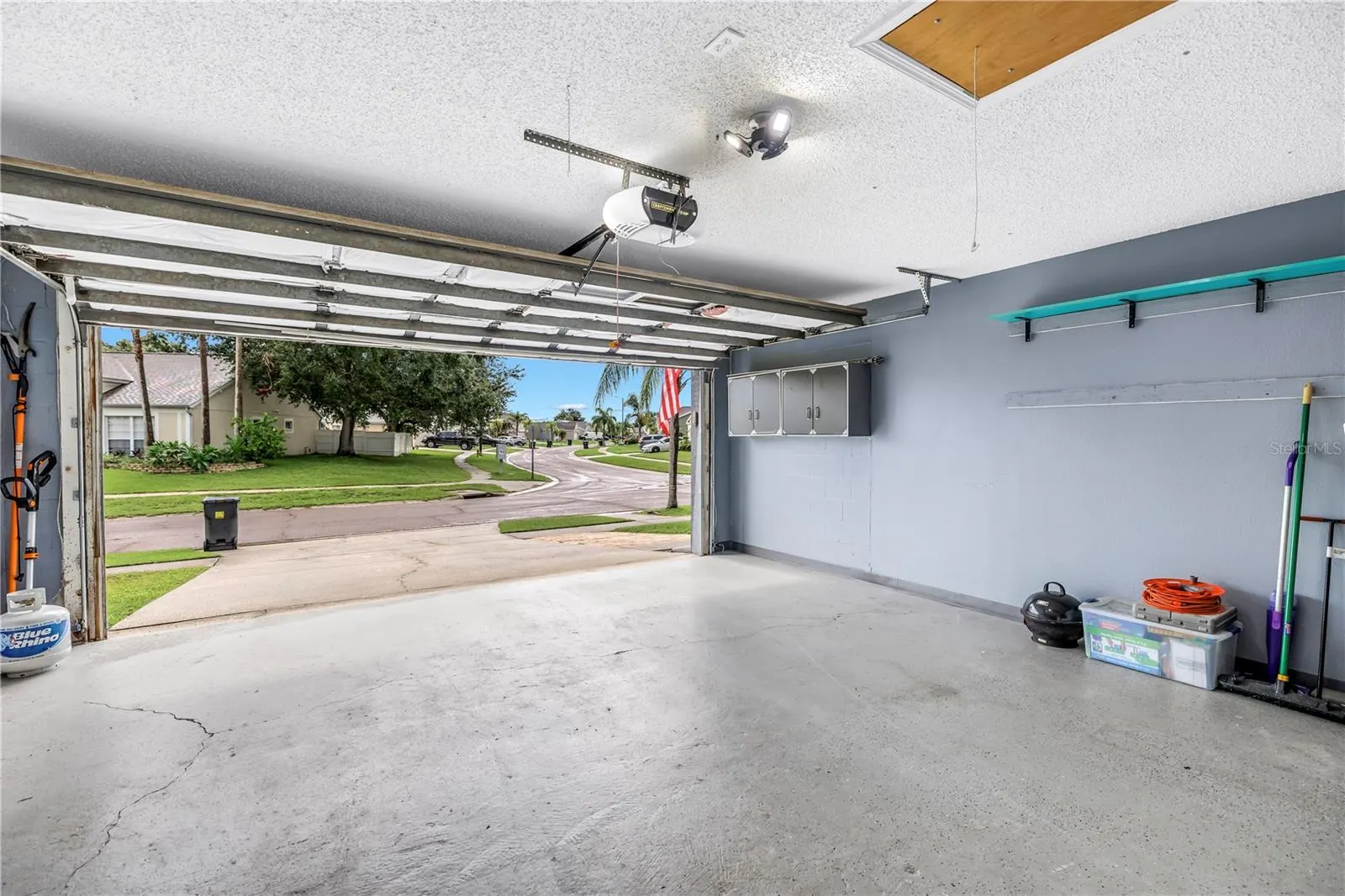 303 LAKEWAY LN