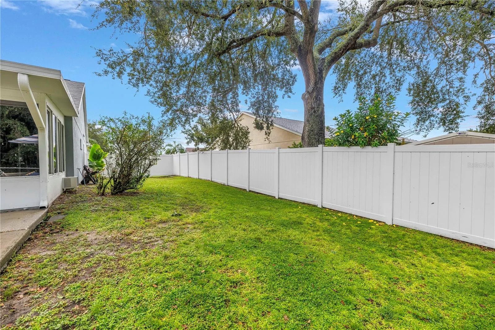 303 LAKEWAY LN