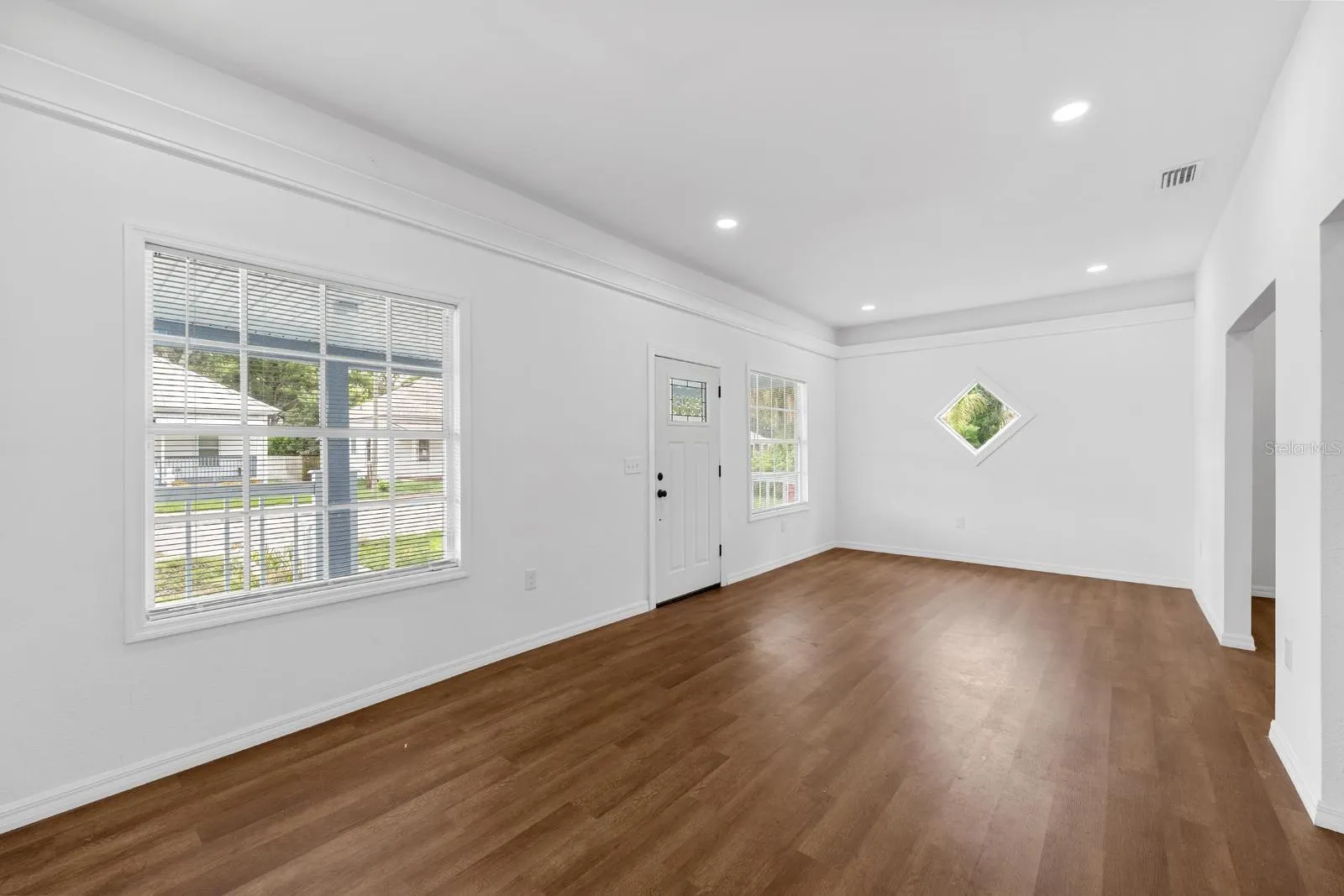 106 E CALHOUN ST