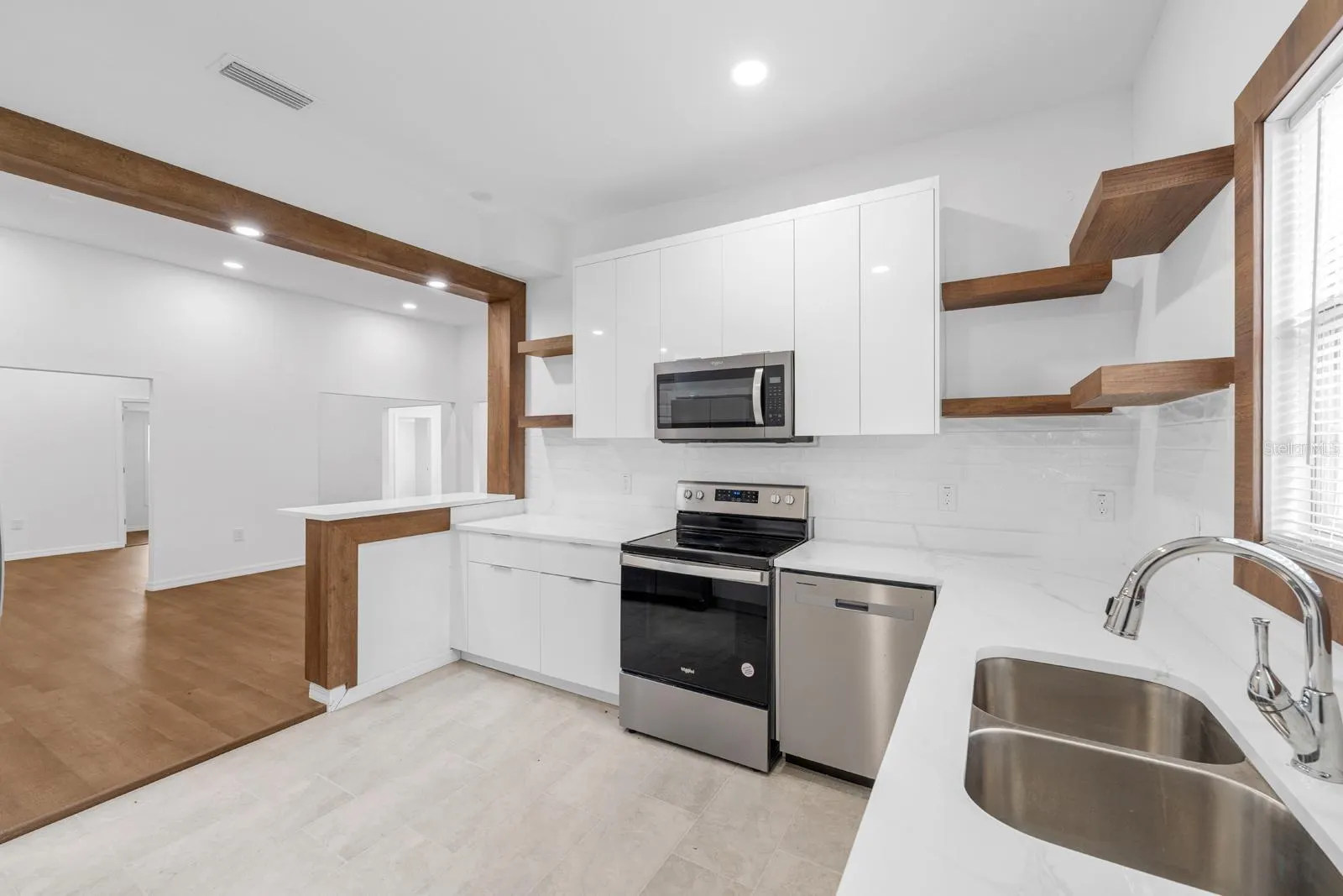 106 E CALHOUN ST